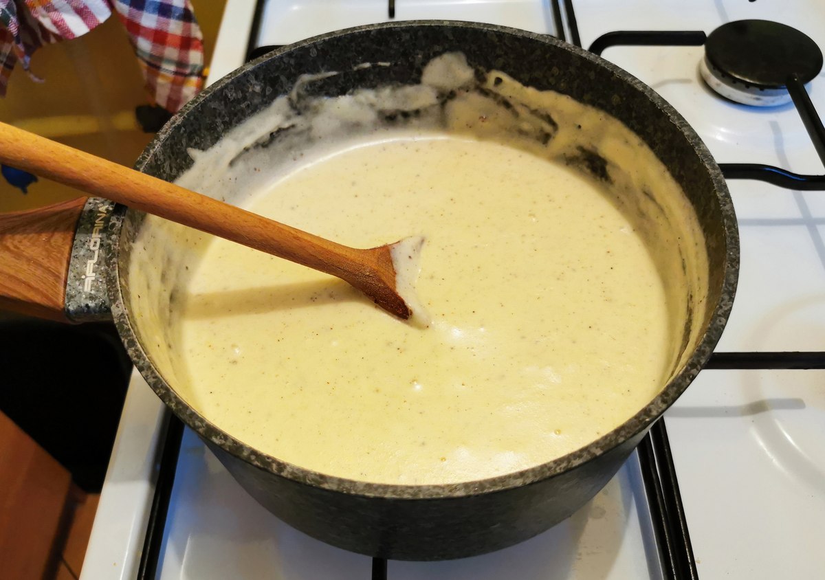 Béchamel: boter, bloem en melk, glad geroerd.